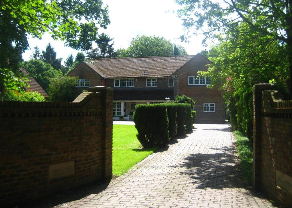 Tanglewood Gatwick Bed & Breakfast Crawley  Exterior photo