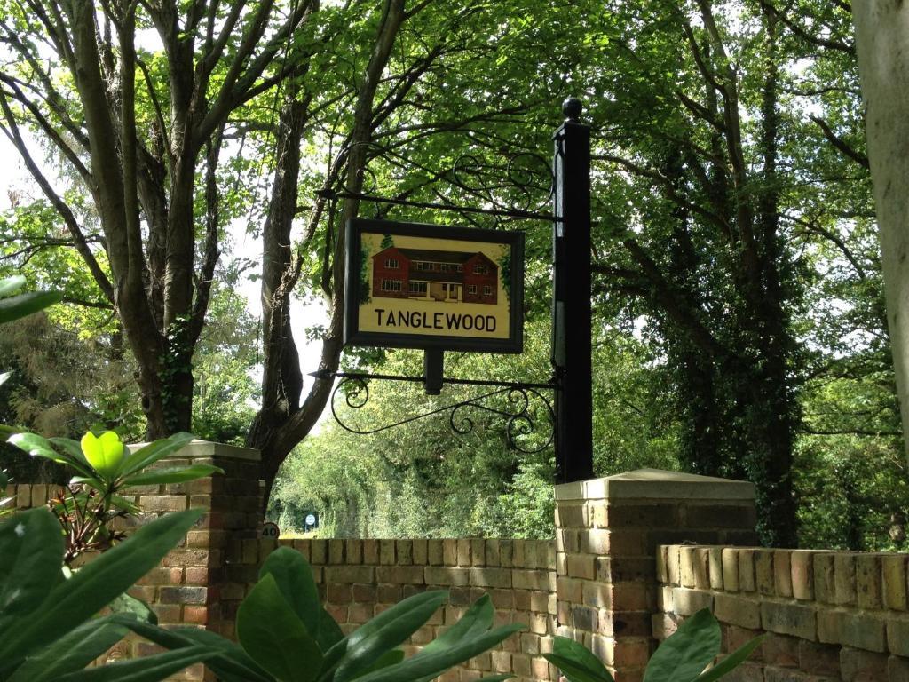Tanglewood Gatwick Bed & Breakfast Crawley  Exterior photo